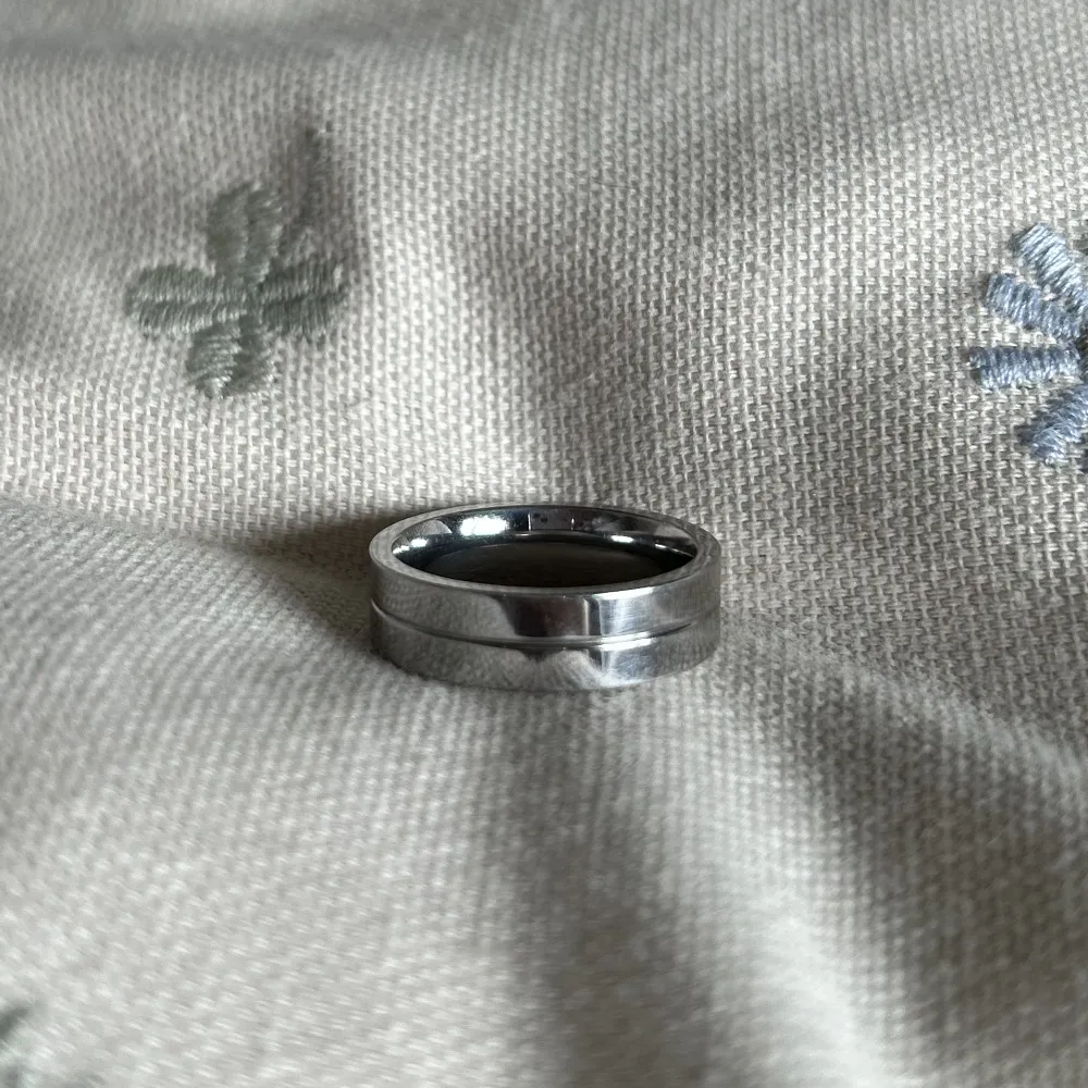 Silverfärgad ring i rostfri stål, använd få gånger och såljer då jag bytt till guld. Se storlek på sista bilden.. Accessoarer.