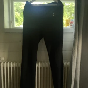 Kostymbyxor  - Jättefina kostymbyxor från gina tricot, använder dom ibland men de är inget slitage eller sånt på dom, välldigt fin kvalite, dom är storlek 38 och dom ör lite stora på mig jag är 162