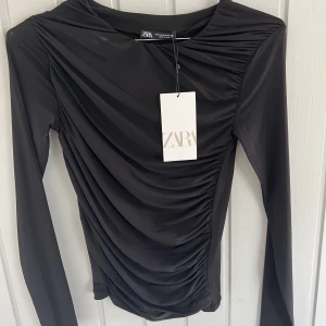 Zara topp - Helt ny tröja från ZARA i storlek S. (Har lite smink på vänster sida som jag tvättar bort innan). För liten för mig så kan tyvärr inte visa på. Frakt tillkommer💙