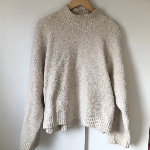 Myssig tröja - Stor och super myssig tröja från H&M i krämvit färg. Mjukt och ganska tjokt material. Säljs inte i butik längre.