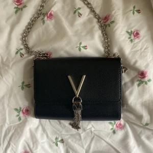 Valentinoväska - Valentinoväska i använt skick (se bild) 💕