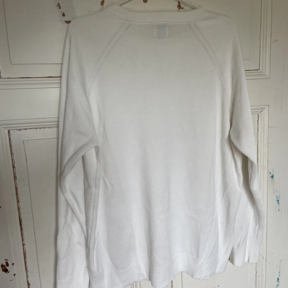 Vit zara-tröja i storlek L. Stilren och enkel, använd fåtal gånger. I fint skick!✌🏼. Tröjor & Koftor.