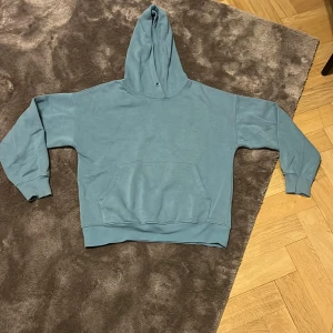 Mörk turkos hoodie!  - Den är mörk turkos med en gosig insida. Den har inga snören runt luvan med sitter ändå bra!
