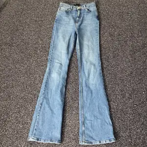 Högmidjade bootcut jeans ifrån ASOS, passar mig jättebra i längden som är 175 cm🌸