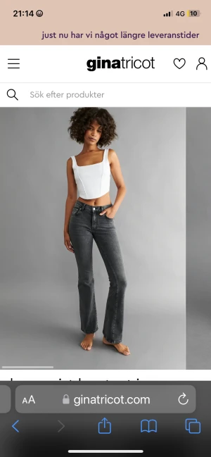 Low waist bootcut  - Jag ska sälja dessa lågmidjade bootcut jeansen från Gina som jag köpte för nån vecka sen i butik, ja köpte de i fel strl och det är därför ja ska sälja dom.  Helt oanvända och bara testade! Sitter 1,5 cm kort på mig som är 1,74🥹Hör av er för frågor💕