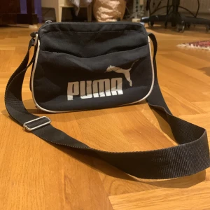 Puma väska - Unik puma väska, väldigt y2k. Bandet är justerbart🙃
