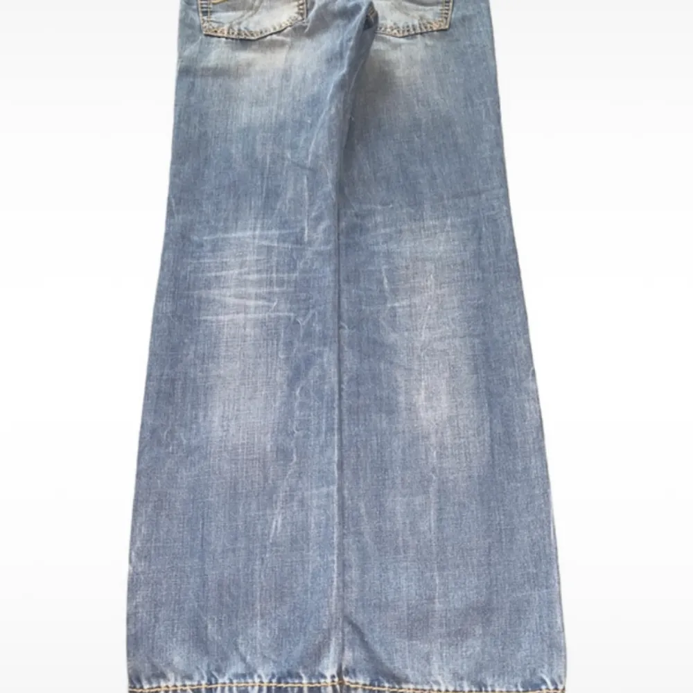 As fräna baggy y2k jeans med gula double stitches. As najs blå grå färg. Jeans & Byxor.