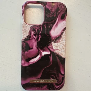 Ideal of Sweden mobilskal  - Mobilskal från ideal of Sweden. Passar Iphone 12 pro. En liten spricka uppe i vänster hörnet 🌸