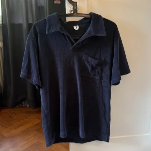 Arket Frotté - Frotté från arket. 590kr nypris. Litet hål vid armen bak. Därav pris. Bra skick annars. 150kr