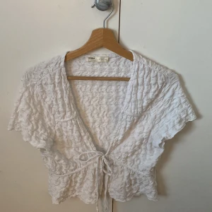 Topp med knytdetalj  - En söt vit topp med knytdetalj nyskick 💕