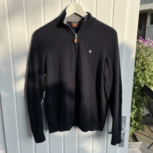 Morris half-zip - Tja, nu säljer jag min snygga half-zip från Morris. Nypris på tröjan ligger på 1700. Tröjan är i materialet merinoull vilket är ett väldigt skönt material. Skicket på tröjan är 9/10. Vid minsta fundering så får du gärna höra av dig/ mvh Hugo😀