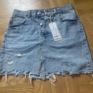 Jeanskjol - Jeanskjol från Gina tricot Ej använd Storlek 36