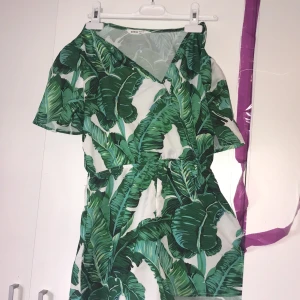 Shortströja till sommaren bladig  - Helt ny använd 2 gånger 
