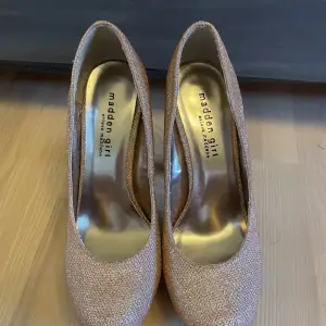 Mycket fina skor från Steve madden. Det finns inga defekter på de. 13cm höga. Pris kan diskuteras vid snabb affär.  Tveka Inge att kontakta vid frågor❤️