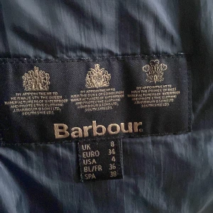 Barbor jacka - En jättefin barbour jacka som aldrig kommer till användning! Om ni vill ha bild med den på mig så kan jag skicka de❣️ köpt för 2200kr! Den är i en blåsvart färg!
