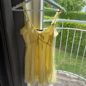 Klänning  - Jättesöt klänning från Gina Tricot 🌟☺️ Sann i storlek men skulle säga att den passar både Xs och S ❤️ 