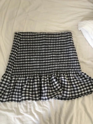 Rutig kjol - Bra skick, ursprungligen från hm. En rutig kjol med liten volang längst ner. Fin att ha på sig med en tjock tröja över. Kostar 50 kr+ frakt eller mötas upp i Stockholms området