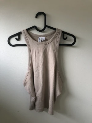 Linne - Beiget linne från hm, bra skick endast använt ett fåtal gånger. Storlek M men passar alla storlekar beroende på vilket passform man söker. Kostar 20 kr + frakt eller mötas upp i Stockholms området 