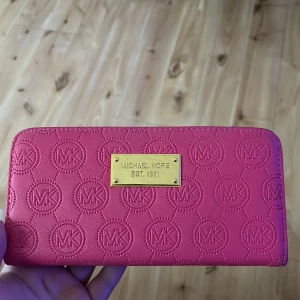 Pris kan diskuteras. - Får plats med mycket grejer.