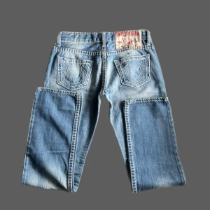 True Religion Jeans - Så snygga lågmidjade true religion jeans med tjock stiching i rak modell! midjemåttet: 40cm tvärsöver innerbenslängd: 75cm PS. KOLLA IGENOM MITT KONTO NI KOMMER HITTA MÅNGA Y2K OCH VINTAGE PLAGG 