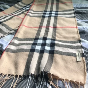 Burberry (tunn halsduk)  - Säljer min burberry halsduk som är alldeles perfekt för hösten och våren men funkar alldeles utmärkt lite varmare dagar också.   Kvalite 8/10 Nypris 4000 :-  idag 800 :-