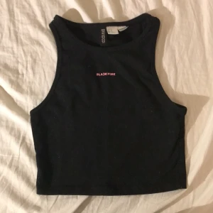Blackpink topp - Säljer denna blackpink topp från hm, divided💕Storlek xs och använd fåtal gånger🤍