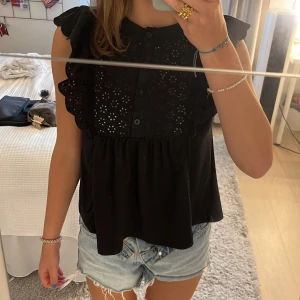 Svart volang topp - En super fin svart vilang topp! Säljer för kommer tyvärr inte till användning!💓