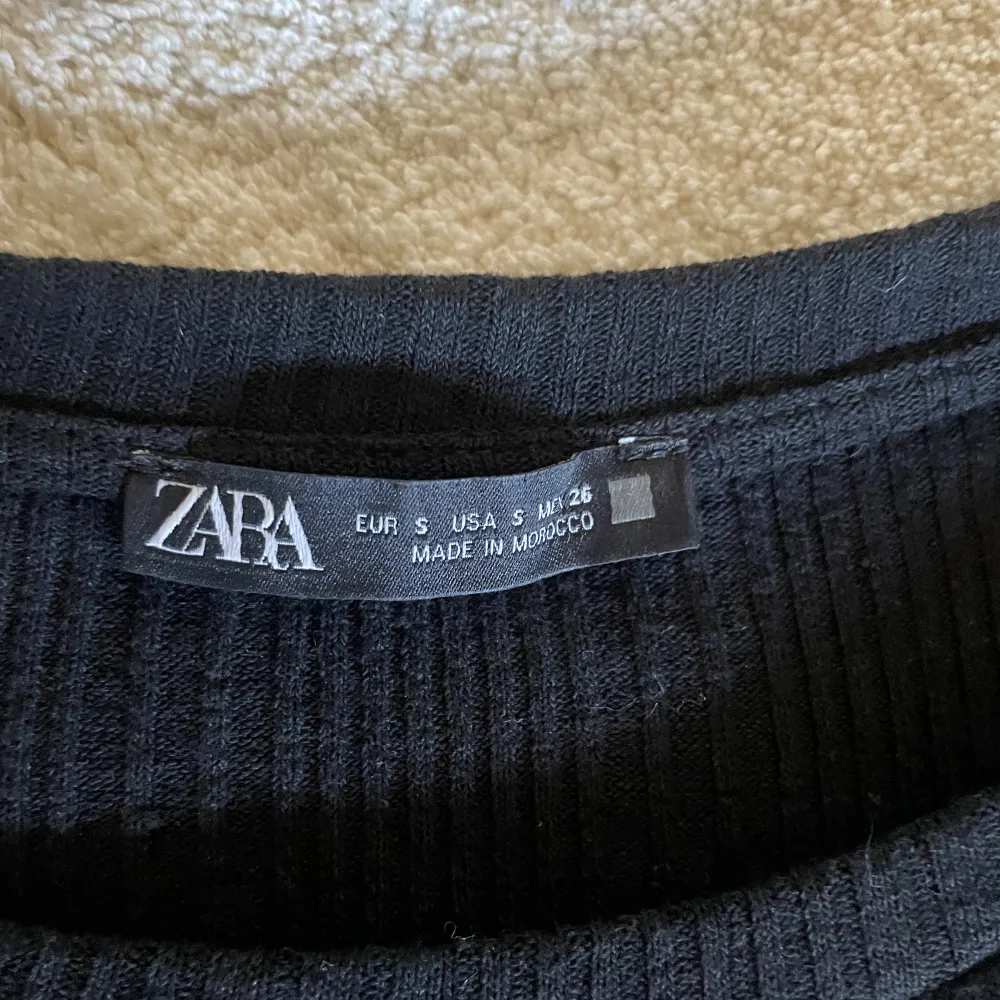 Säljer denna jättefina svarta volang tröjan från zara för att jag aldrig använder den! Nästan aldrig använd 💗💗. Toppar.