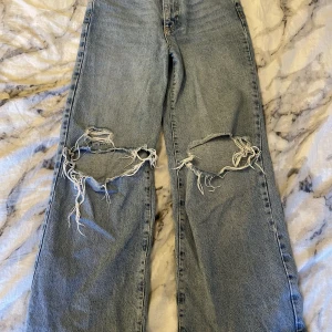 Byxor med hål i  - Ett par super fina och sköna byxor med hål i för billigt pris. De är i gott  skick, andvända ett fåtal gånger.