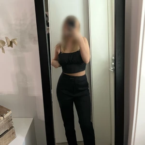 Kostymbyxor från Zara - Så fina kostymbyxor från Zara. Jag är 163 och dom är liiiiiiiiiite långa för mig