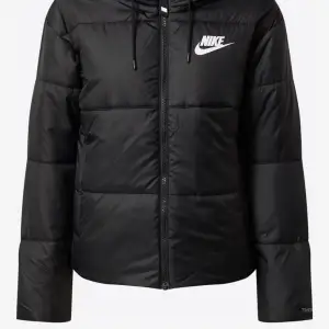 Säljer den här Nike jackan då den inte används längre. Köpt för 800 på rea❤️