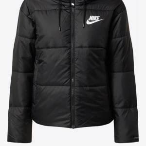 Nike jacka - Säljer den här Nike jackan då den inte används längre. Köpt för 800 på rea❤️