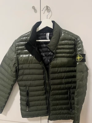 Stone Island jacka  - Jättefin jacka med fin passform, knappt använd och därmed i nyskick. 
