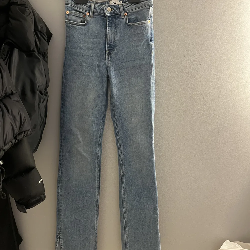 säljer dessa jeans med slitt längst ner från lager 157 som är använda 1 gång! storlek xs💘. Jeans & Byxor.
