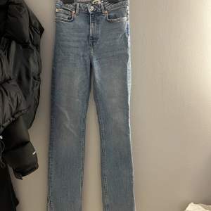 säljer dessa jeans med slitt längst ner från lager 157 som är använda 1 gång! storlek xs💘