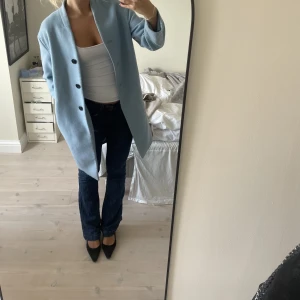 Blå kappa - Jättefin blå kappa från H&M🩵storlek 32 men den är oversized så sitter perfekt på mig som är en 36
