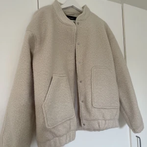 Jacka från VeroModa - Jacka från veromoda använd fåtal gånger, säljer pga använder inte💘 storlek M 