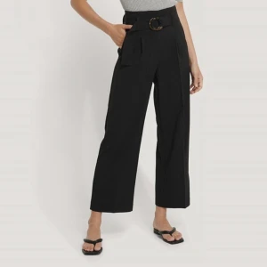 Kostymbyxa - Raka kostymbyxor med justerbart bälte. Bältet medföljer med byxan. Byxorna är i nyskick.