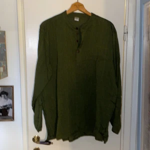 Oversized skjorta från Nepal - Oanvänd grön skjorta från Nepal. Köpt på en tarot marknad. Den doftar rökelser fortfarande 😍 