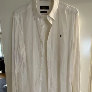 Morris / linne skjorta - Säljer min linneskjorta från Morris då den aldrig kommer till användning. Perfekt i skicket, och den är i storlek M. 