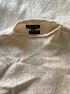 Massimo Dutti tröja  - Jättemjuk och fin stickad tröja från Massimo Dutti. Storlek S, men liten i storleken! Skriv vid  frågor❤️❤️Färgen är vit/créme 