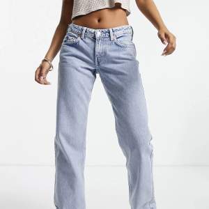 Säljer mina weekday jeans i modellen arrow low waist, färg summer blue. Jeansen är i jättebra skick, köpta för 590kr ord pris på hemsidan. Kan skicka fler bilder på jeansen. OBS: Frakt tillkommer  Storleken är 26/32💕