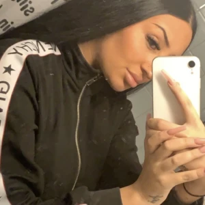 Givenchy kofta - Givenchy kofta av superbra kvalité. Hel och fin. Har även en matchande till min hund som hon växt ur. Bättre bilder kan skickas. 