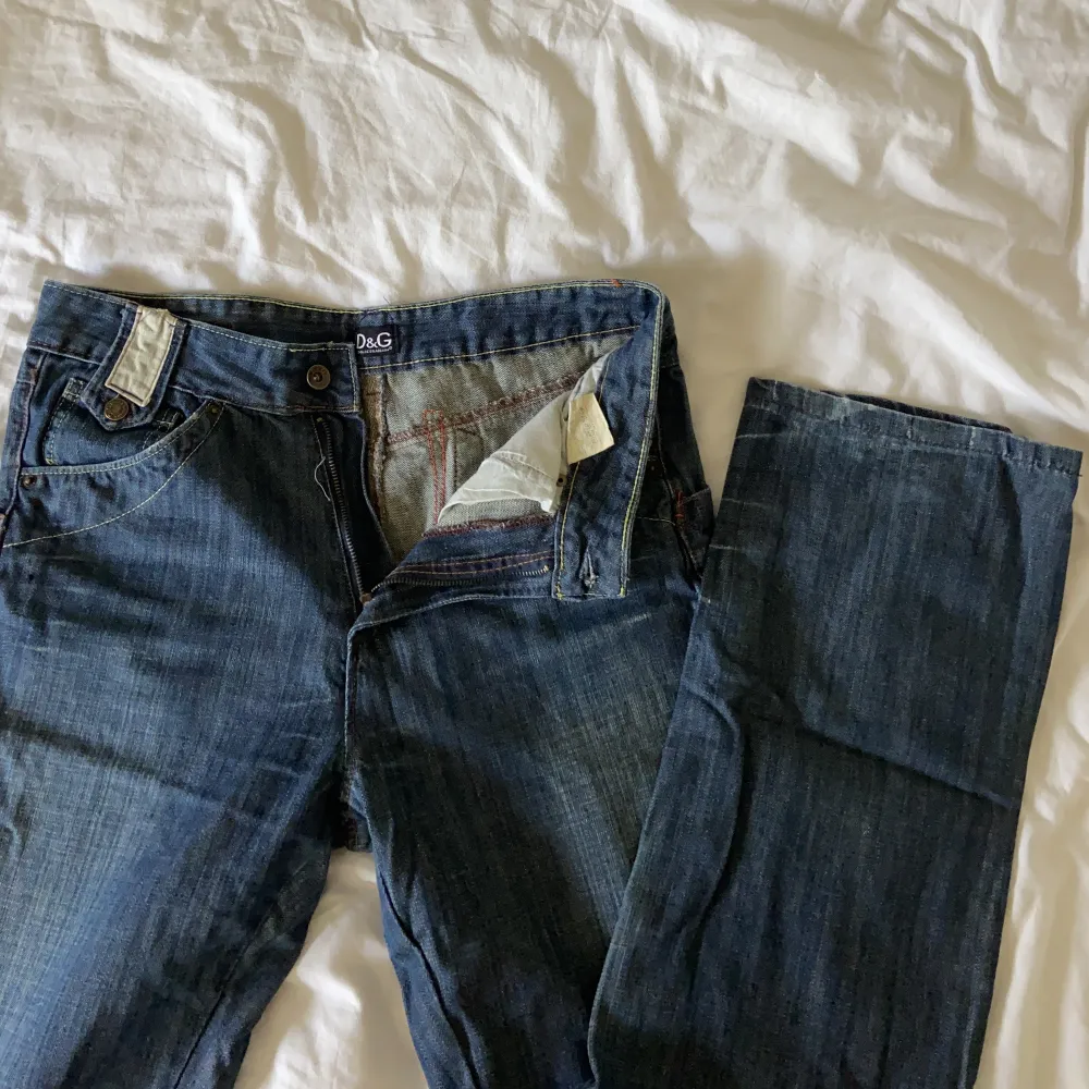 baggy jeans från dolce & gabbana! jag är 170cm lång och har vanligtvis w26 i jeans. Jeans & Byxor.