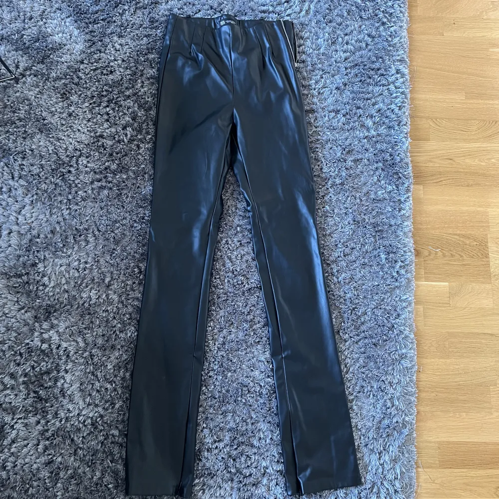 Långa skinnbyxor (mjuka som tights) från Zara. Storlek M Perfekta höstbyxorna! Använda endast en gång (För små för mig) . Jeans & Byxor.