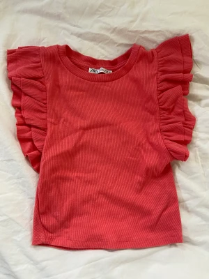 Zara Topp - Rosa zara topp. Använd 2 gånger och är i fint skick.