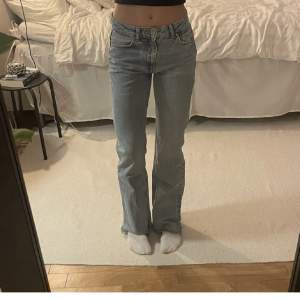 Säljer dessa flare jeans från Gina. Första bilden är lånad🩷har klippt av lite av fransarna längst ned. Byxan är rätt mycket lång på som är 163🩷