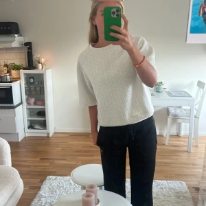 Vit t-shirt - Snygg vit t-stort med guldbrodyr. Använd 2-3 gånger. 