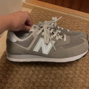 Sneakers från New Balance Storlek: 41,5 , US 8 Färg: Grå-vita Modell: 574  Fint skick. Kan fixa fler bilder vid intresse.