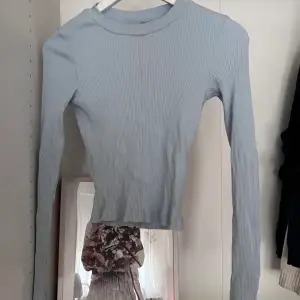 Långärmad blå tight tunn och ribbad tröja från Gina tricot i strl S! Säljer den därför att den inte passar mig längre! I väldigt bra skick!💙